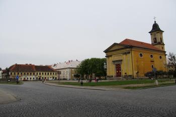 Celkový pohled na Masarykovo náměstí s kostelem (© Pavel  Vlach, 04/2014)