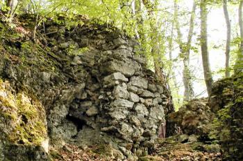 torzo zdi při severozápadnm nároží horního hradu ( © Pavel Zany Komárek 7/5/2004)