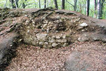 sondou odhalený vnitřní líc severozápadní hradby horního hradu ( © Pavel Zany Komárek 7/5/2004)