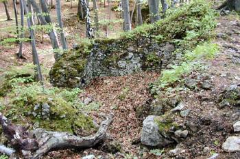 čtverhranná bašta při jihovýchodní zdi horního hradu ( © Pavel Zany Komárek 7/5/2004)