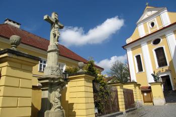 Kříž před děkanstvím a průčelí kostela sv. Václava (© Pavel  Vlach, 05/2015)