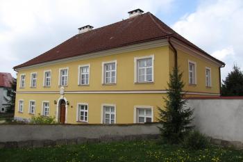 Děkanství pohledem od kostela (© Pavel  Vlach, 05/2015)