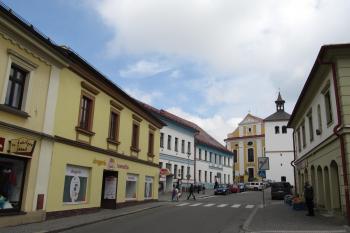 Kostelní ulice, v pozadí kostel sv. Václava a zvonice (© Pavel  Vlach, 05/2015)