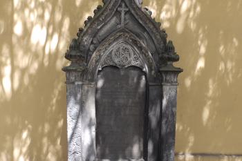 Náhrobky z vnější strany kostela (© Johannes Cladis, 05/2016)