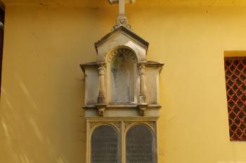 Náhrobky z vnější strany kostela (© Johannes Cladis, 05/2016)