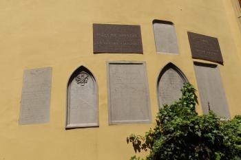 Náhrobky z vnější strany kostela (© Johannes Cladis, 05/2016)