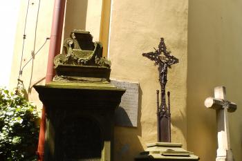 Náhrobky z vnější strany kostela (© Johannes Cladis, 05/2016)