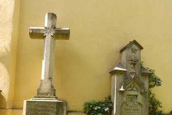 Náhrobky z vnější strany kostela (© Johannes Cladis, 05/2016)