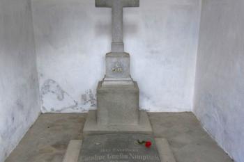 Náhrobní deska hraběnky Karolíny Nimptschové uvnitř hrobky na hřbitově v Lysicích. (© Pavel  Vlach, 07/2013)