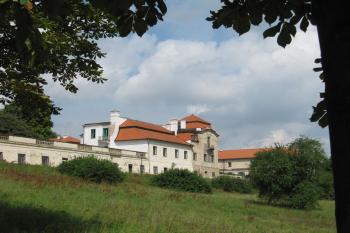 pohled na zámek - hospodářské budovy z parku (© Rodochrozit, 08/2011)