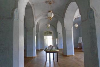 vestibul Lichtenštejnského traktu (s plány Jana Blažeje Santiniho - Aichla) a modelem zámku (© Jaroslav Špiroch  07/2024)