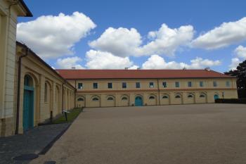 pohled od zámku - vlevo jízdárna, vzadu konírna (© Jaroslav Špiroch  07/2024)