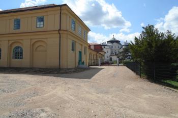 zadní čelo jízdárny z pohledu od kočárovny (© Jaroslav Špiroch  07/2024)