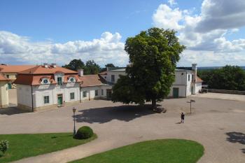 Tereziánský trakt - pohled z terasy zámku (© Jaroslav Špiroch  07/2024)