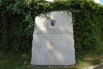pamětní kámen lesmistra rodu Kinských - Františka Ranga (spoluzakladatel trvale udržitelného lesnictví) (© Jaroslav Špiroch  07/2024)