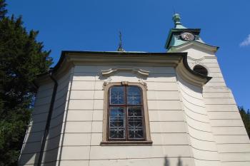 zámecká kaple sv. Jana Křtitele - boční strana z pohledu od zámku (© Jaroslav Špiroch  07/2024)