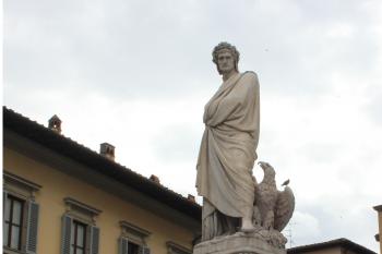 Socha Dante Alighieriho na rohu před bazilikou. (© Luděk Vláčil 06/2014)