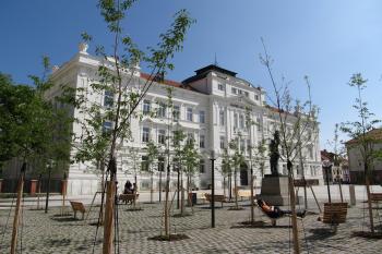 Pohled na školu ze západní strany Masarykova náměstí (© Pavel  Vlach, 05/2015)