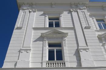Levá část hlavního průčelí s reliéfy bratranců Veverkových a J. Krejčího (© Pavel  Vlach, 05/2015)