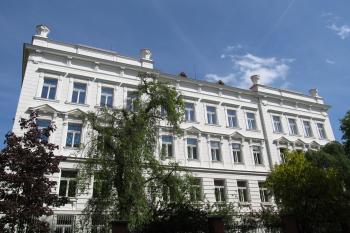 Boční pohled na školu z Jiráskovy ulice (© Pavel  Vlach, 05/2015)