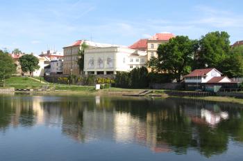 Pohled na gymnázium přes rybník Jordán (© Pavel  Vlach, 05/2015)