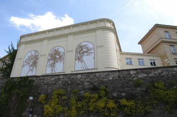 Nová přístavba tělocvičny z hráze rybníku Jordán (© Pavel  Vlach, 05/2015)