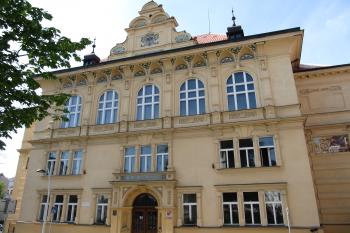 Pohled na gymnázium z ústí Nedbalovy ulice na Křižíkovo náměstí (© Pavel  Vlach, 05/2015)