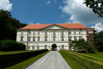 vstupní průčelí zámku ( © Jan P. Štěpánek 06/2012)