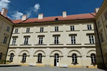 nádvoří zámku ( © Jan P. Štěpánek 06/2012)