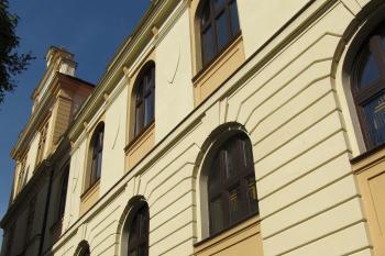 Boční strana sokolovny se schodištěm spojujícím Budějovickou a Tyršovu ulici (© Pavel  Vlach, 05/2015)