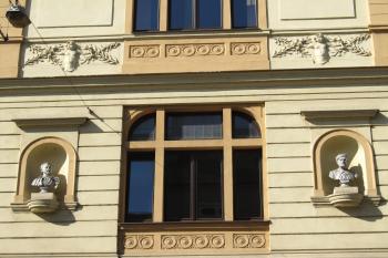 Detail jižního průčelí s bustami M. Tyrše a J. Fügnera (© Pavel  Vlach, 05/2015)