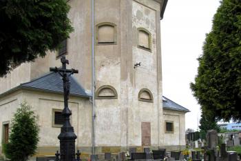 Presbytář kostela z východní části hřbitova (© Pavel  Vlach, 06/2014)