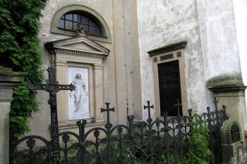 Hrobka továrnické rodiny Seykorů u jižní zdi kostela. (© Pavel  Vlach, 06/2014)