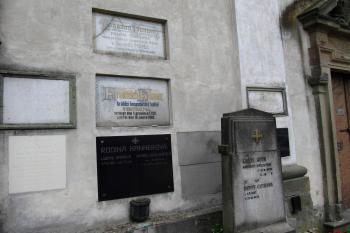 Náhrobní desky kosteleckých měšťanů a duchovních vedle vchodu do kostela (© Pavel  Vlach, 06/2014)