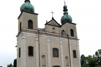 Pohled na kostel od hlavní hřbitovní brány (© Pavel  Vlach, 06/2014)