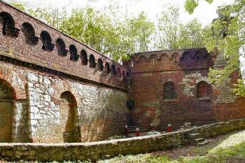 památník u nacistického popraviště při severozápadním bastionu ( © Pavel Zany Komárek 8/5/2004)