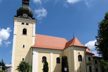 Kostel sv. Stanislava pohledem z Náměstí Krále Jiřího (© Pavel  Vlach, 06/2013)
