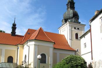 Kostel s kaplí sv. Libora pohledem z náměstí Čs. Červeného kříže (© Pavel  Vlach, 06/2013)