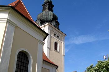 Kostel s kaplí sv. Libora.  (© Pavel  Vlach, 06/2013)