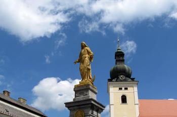 Náměstí Krále Jiřího se sochou Panny Marie, v pozadí kostel sv. Stanislava (© Pavel  Vlach, 06/2013)