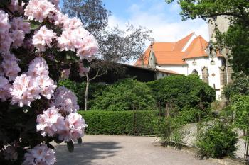 Jarní pohled na kostel od zámku (© Pavel  Vlach, 05/2015)