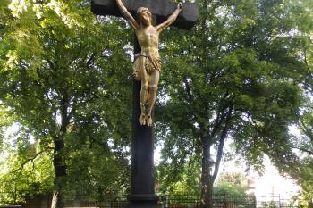 Krucifix před vchodem (© Johannes Cladis, 06/2016)