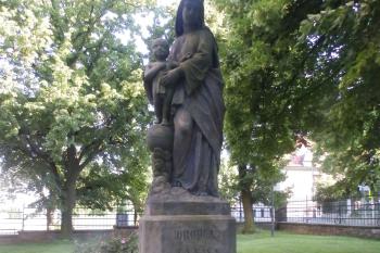 Mariánská socha před kostelem (© Johannes Cladis, 06/2016)