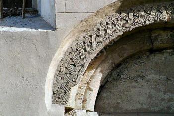 detail výzdoby archivolty jižního portálu ( © Pavel Zany Komárek 6/5/2004)