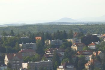 Pohled z věže k severu - detail hory Říp (© Johannes Cladis, 06/2016)