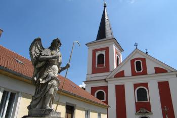Socha archanděla Rafaela, fara a průčelí kostela (© Pavel  Vlach, 06/2015)