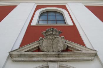 Erb Rogendorfů a Kolovratů nad vchodem do kostela (© Pavel  Vlach, 06/2015)