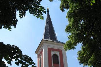 Kostelní věž pohledem z Horní ulice (© Pavel  Vlach, 06/2015)