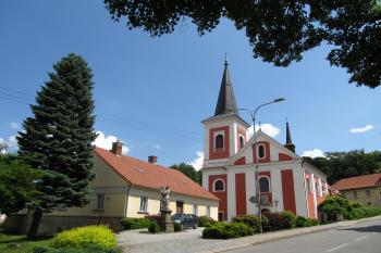 Celkový pohled na faru a kostel se sochou archanděla Rafaela, vpravo v pozadí bývalý starý zámek (© Pavel  Vlach, 06/2015)