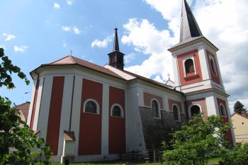 Pohled na kostel z Horní ulice (© Pavel  Vlach, 06/2015)